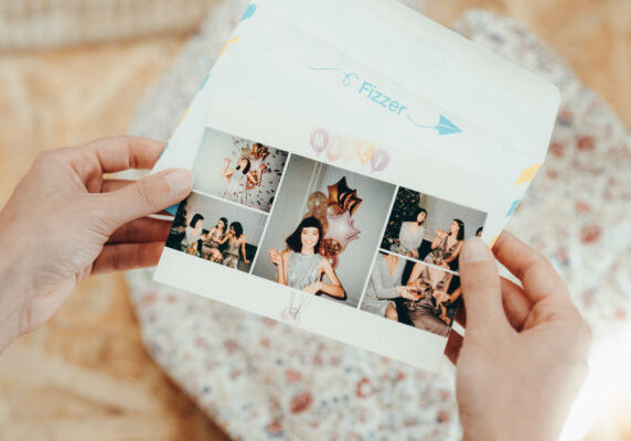 anniversaire-merci enveloppe avec carte postale anniversaire et ballons