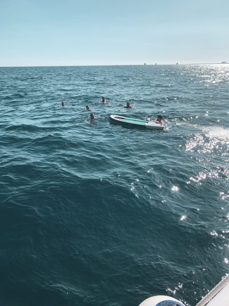 Plongeon dans la Méditerranée pendant la retreat à Barcelone