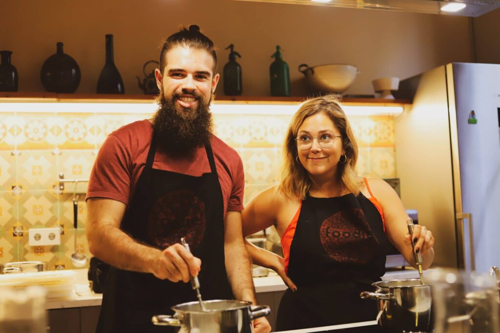 Shirley et Marco qui cuisinent la crème catalane