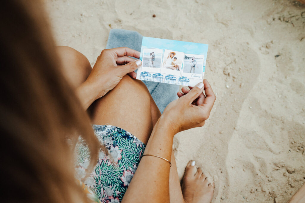 femme regardant carte cabourg dans sable