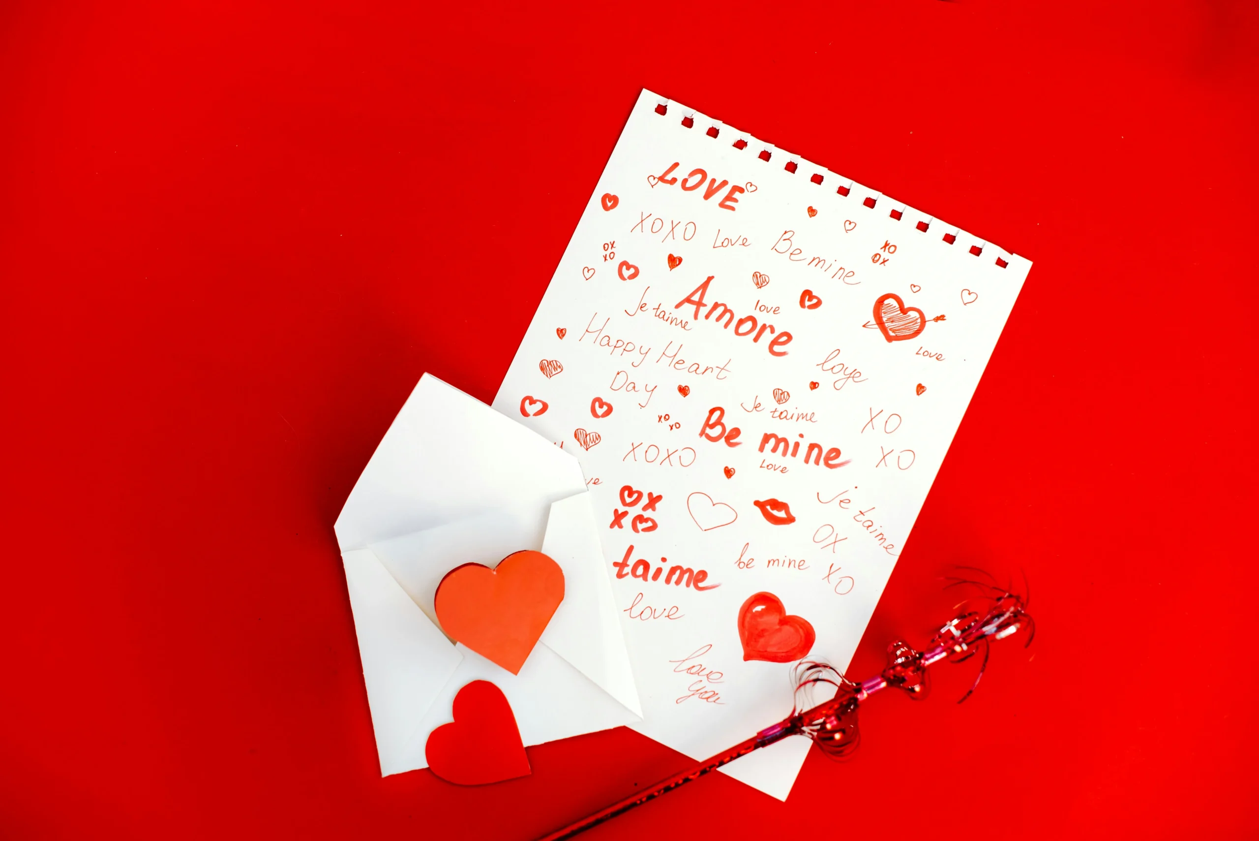 Textes d'amour différents sur une enveloppe avec un cœur
