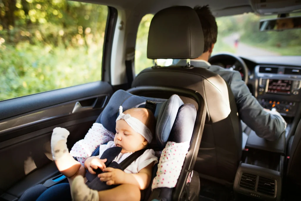 Divertir bébé en voiture