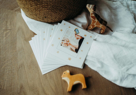 piles de cartes bebe avec jouets