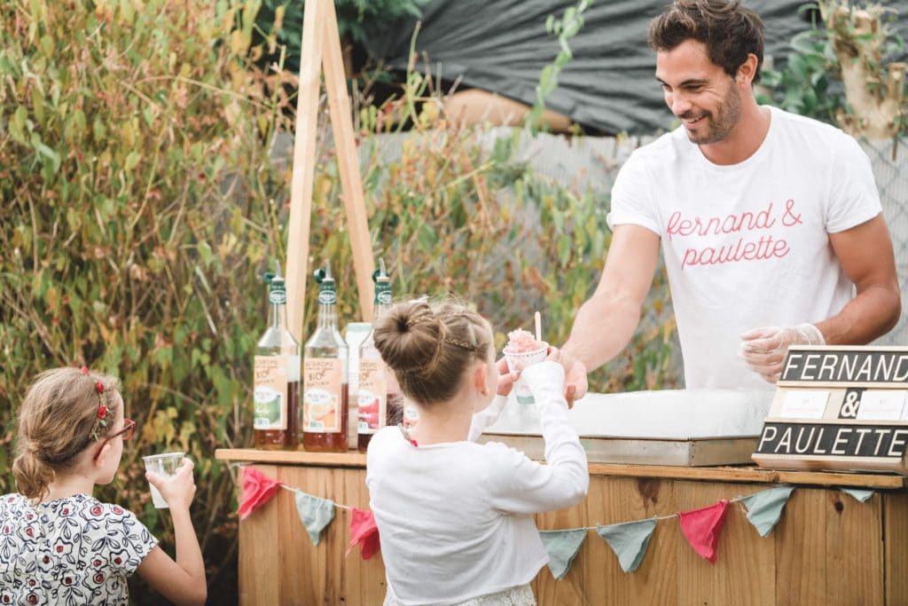 Simon de Fernand & Paulette distribuant une glace à une petite fille.