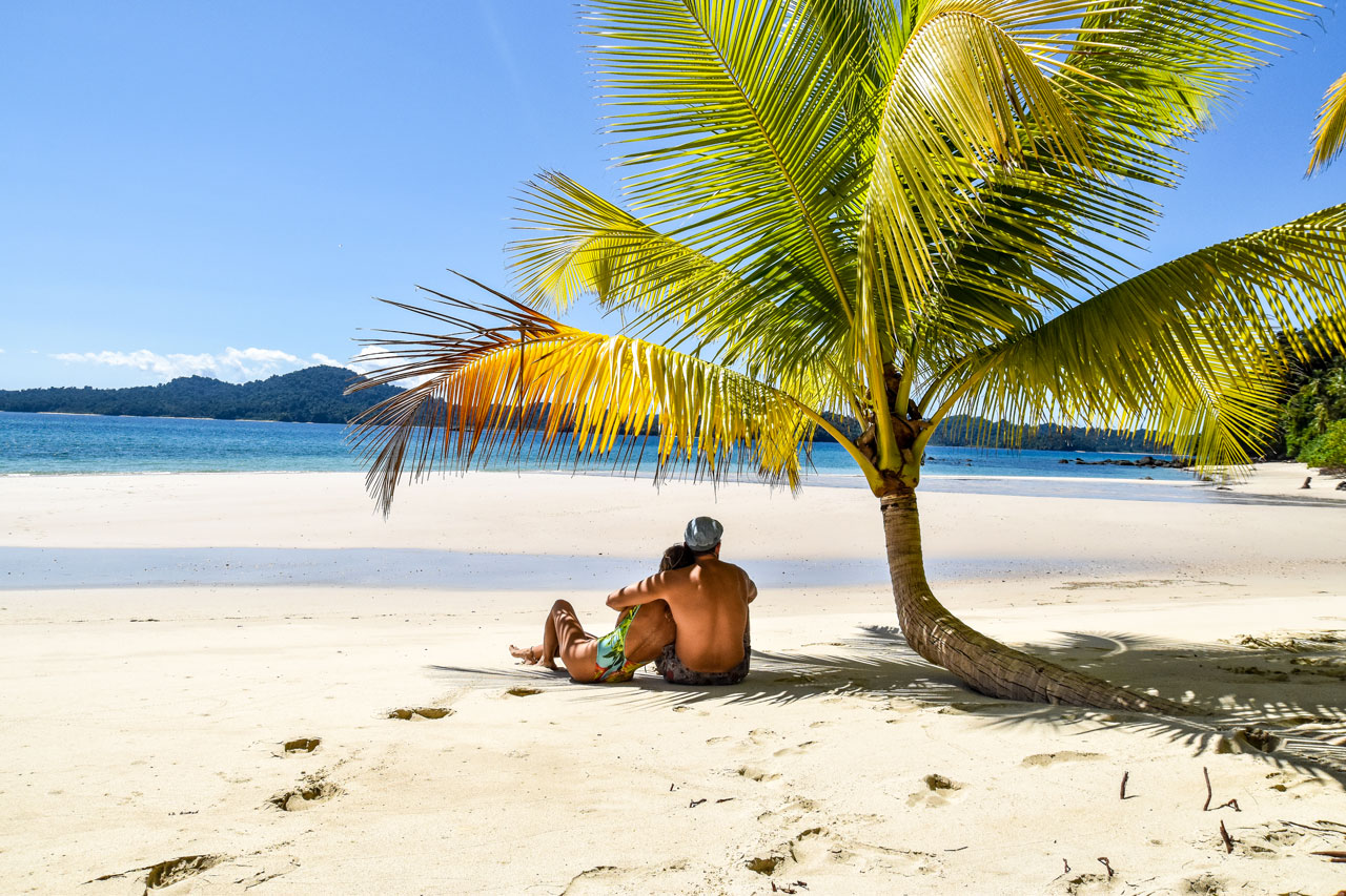 amoureux-plage-ile-coiba-notre-belle-echappee