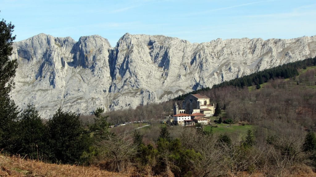 Paysage du Pays-Basque : paysage de montagne, montagne au mois de mai.