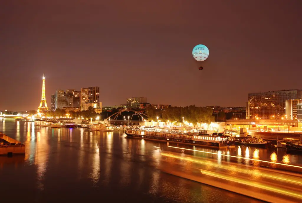Nachtansicht von Paris mit dem Generali-Ballon im André-Citroen-Park in Paris