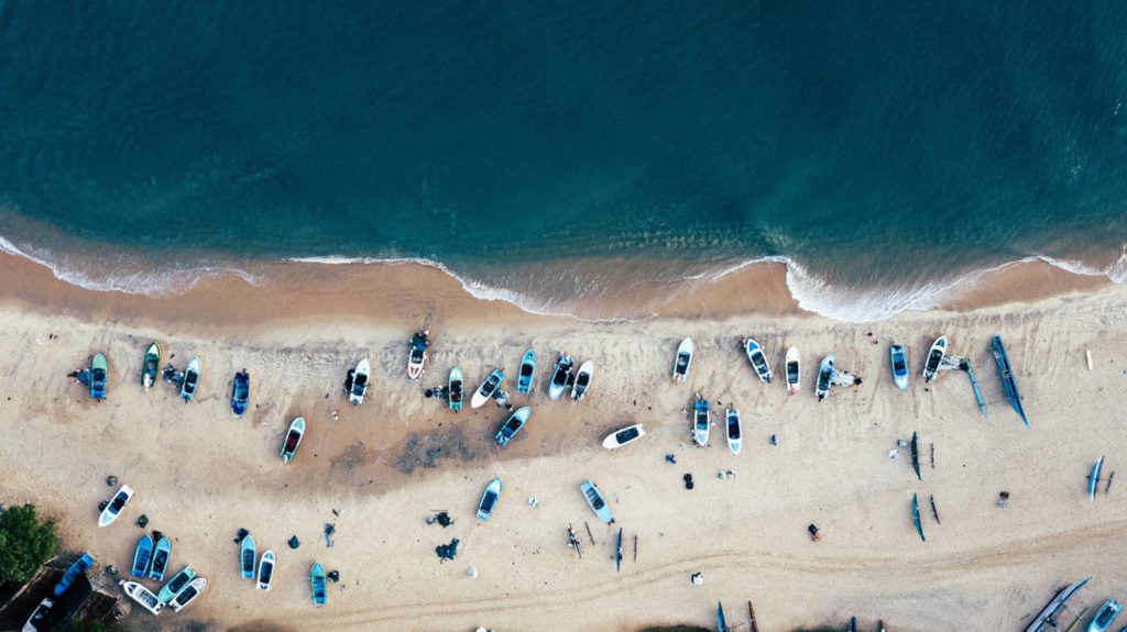 Luftaufnahme des Strandes der Arugam Bay in Sri Lanka