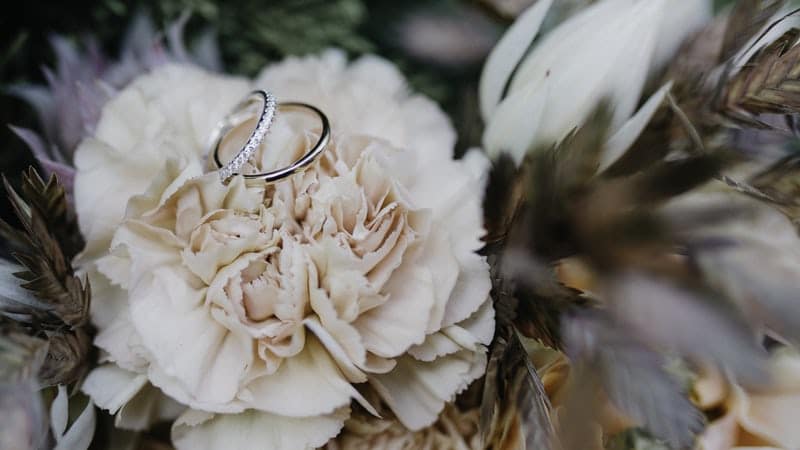 Bague de mariée sur fleur blanche