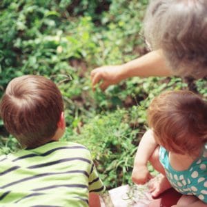 Oma und ihre beiden Enkelkinder