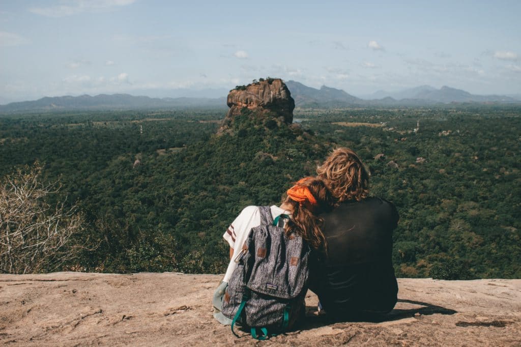 Couple assis devant le Rocher au Lion à Sigiriya