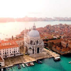 Photo aérienne de Venise, ville italienne à découvrir en mois de juin pour des vacances reposantes et culturelles avant l'été.