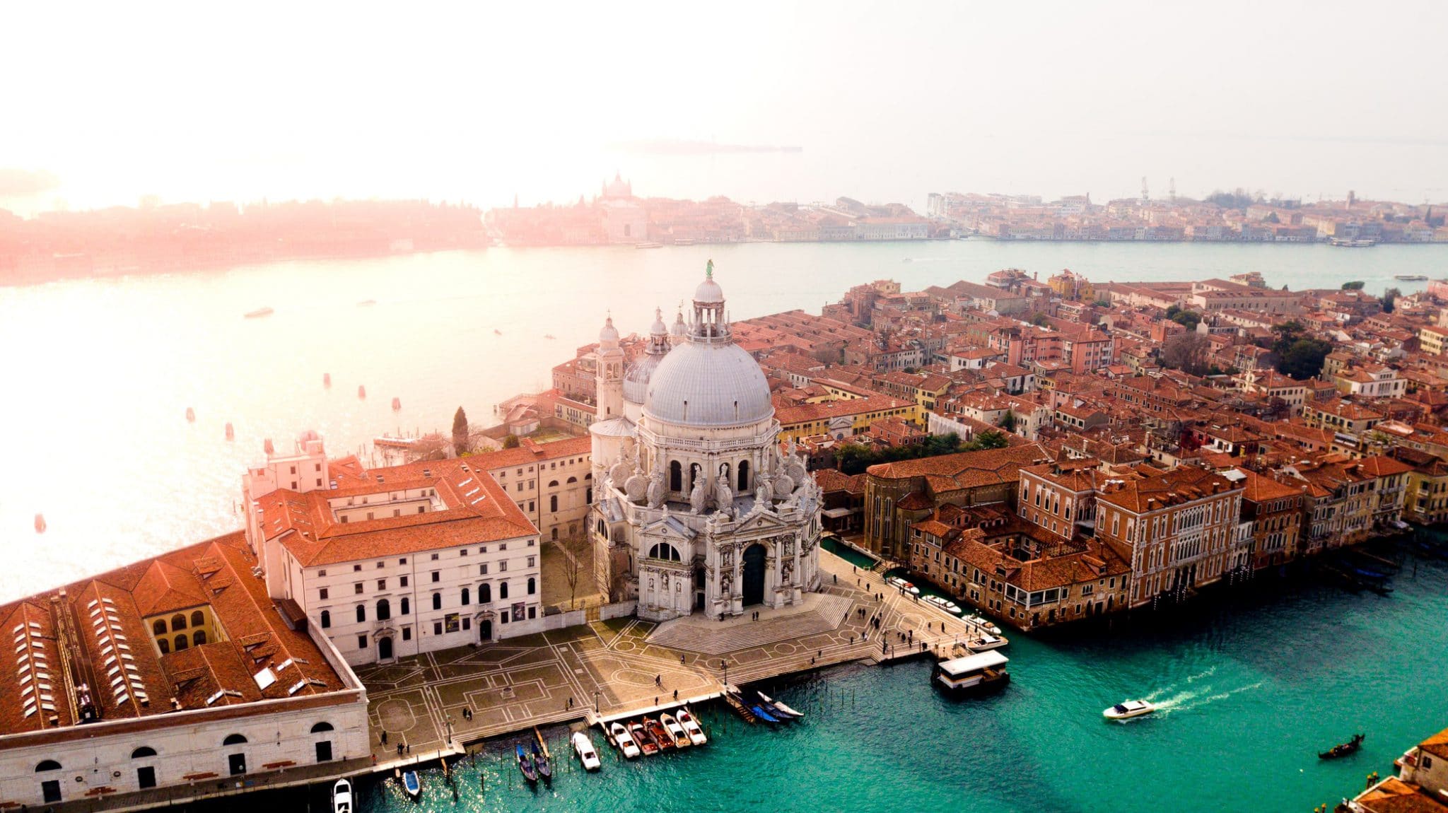Photo aérienne de Venise, ville italienne à découvrir en mois de juin pour des vacances reposantes et culturelles avant l'été.