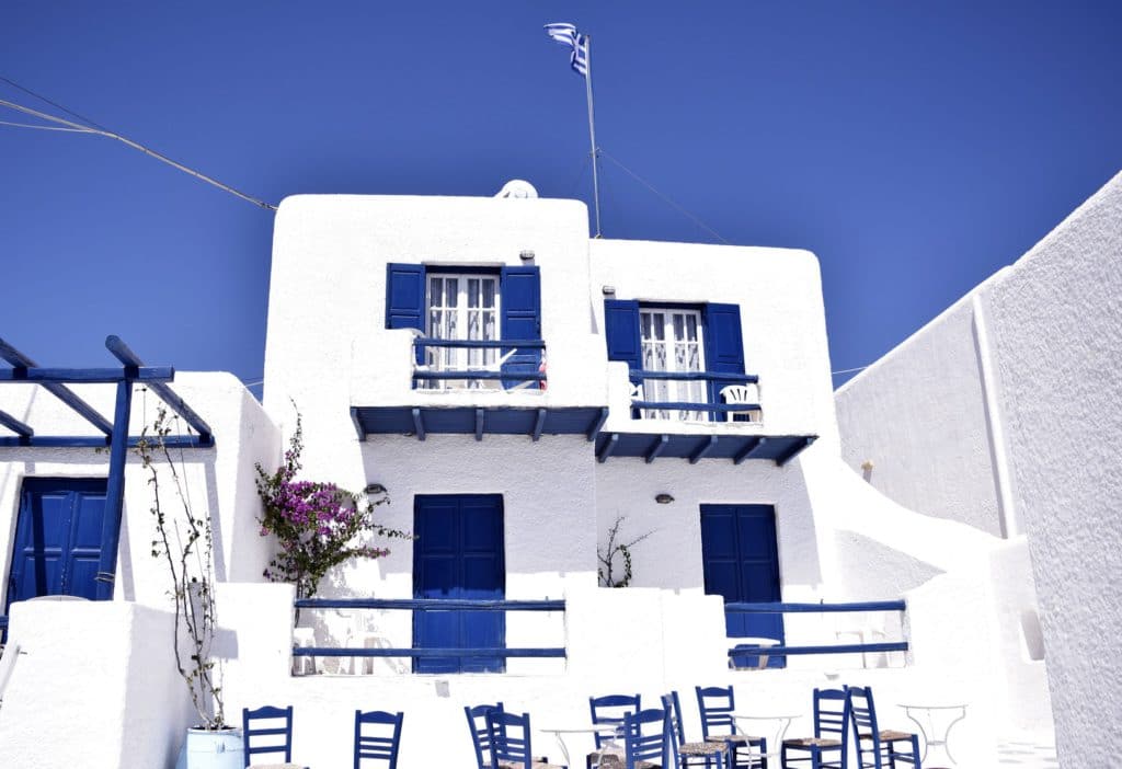 Traditionelles Haus auf der Insel Mykonos in den Kykladen, das Sie im Juni für einen sonnigen Urlaub entdecken können. 