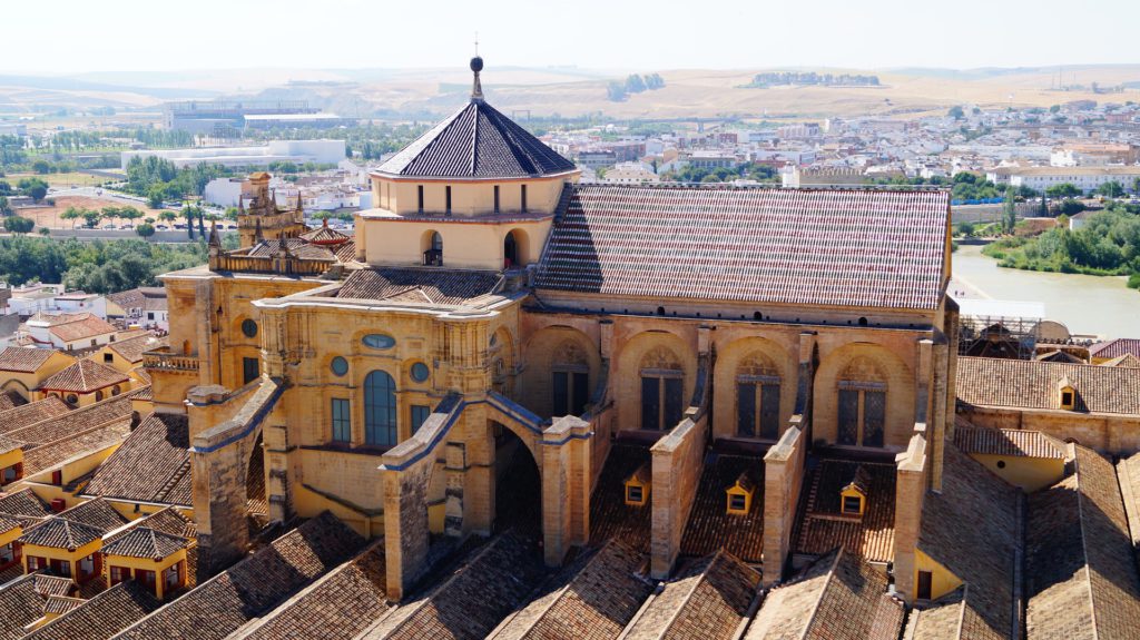 Cordoba-Moschee, Luftaufnahme, Architektur. Stadt, die im Juni die Weißen Nächte des Flamenco organisiert.