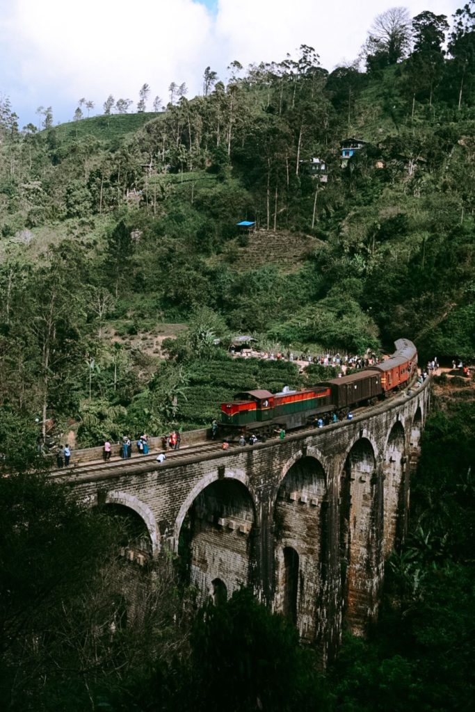 Train au 9 Arch Bridge au Sri Lanka