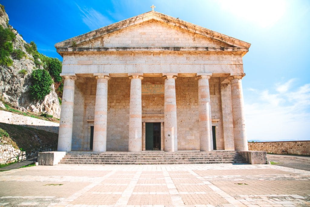 Antiker griechischer Tempel auf der Insel Korfu, Ende der Reise des Odysseus