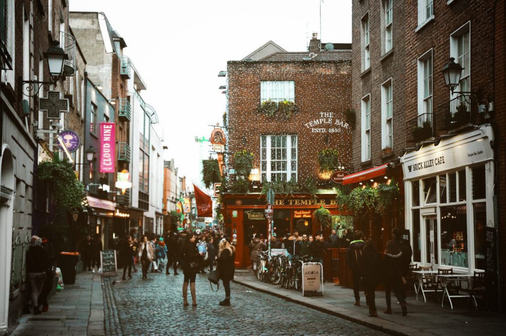 Dubliner Straße im März während des St. Patrick's Day