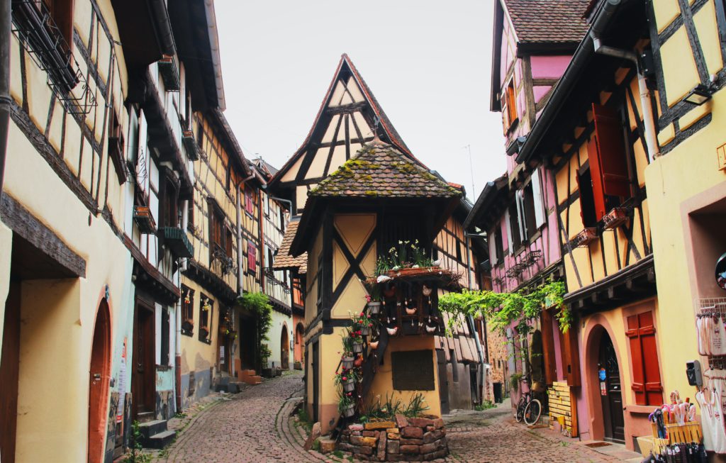 Maisons colorees de Eguisheim village francais en Alsace