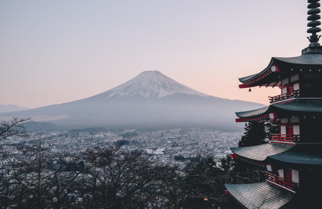 Stadt Fujiyoshida mit japanischen Kirschbäumen