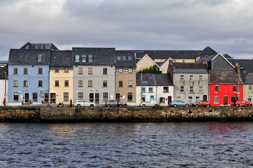 Bunte Häuser in Galway zur Feier des St. Patrick's Day