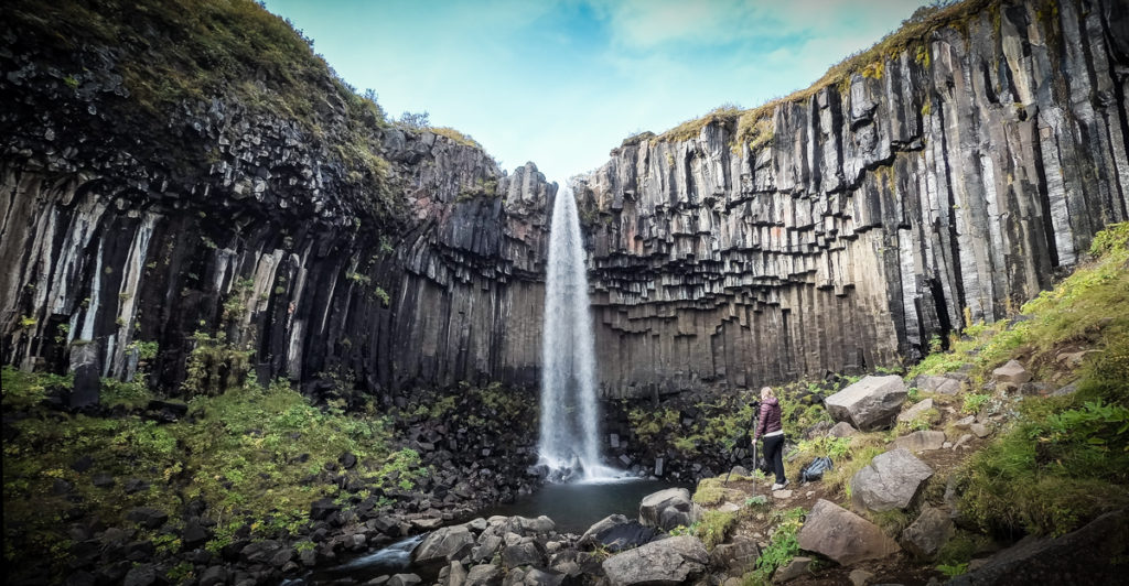 Cascade de Svartifoss en Islande basalte