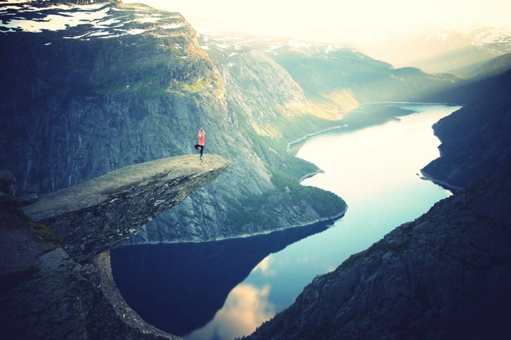 Trolltunga pour des vacances à la montagne dans les fjords de Norvège