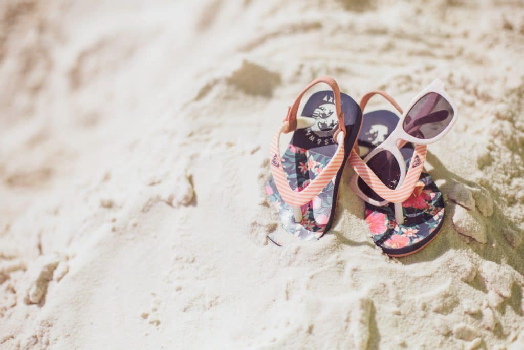 Chaussures de plage et lunettes de soleil