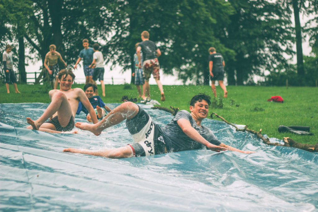 Adolescents sur tapis glissant lors d'un anniversaire