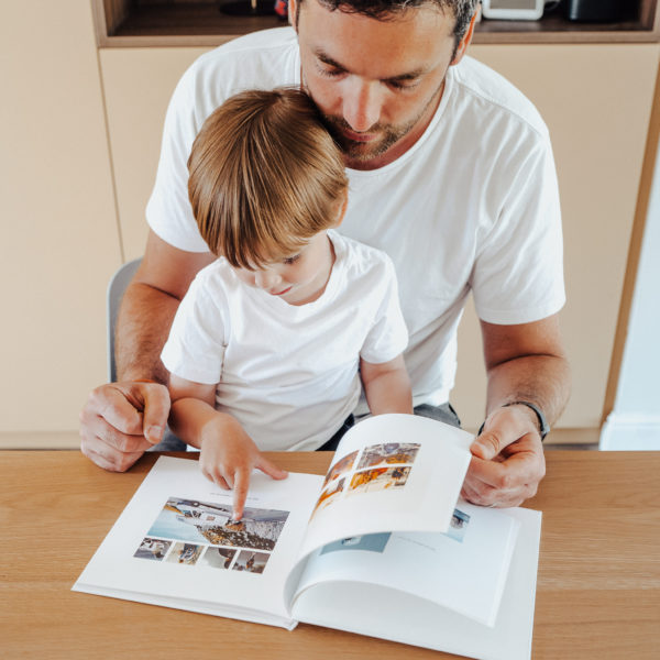 Fotoalbum Fizzer liest Vater und Sohn