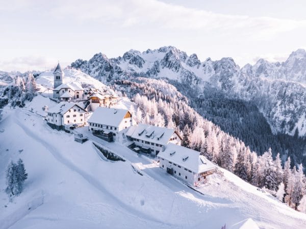 Verschneite Berge für die Weihnachtsferien 2019