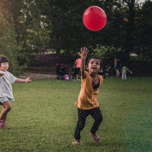 Kindergeburtstagsunterhaltung, roter Ballongarten