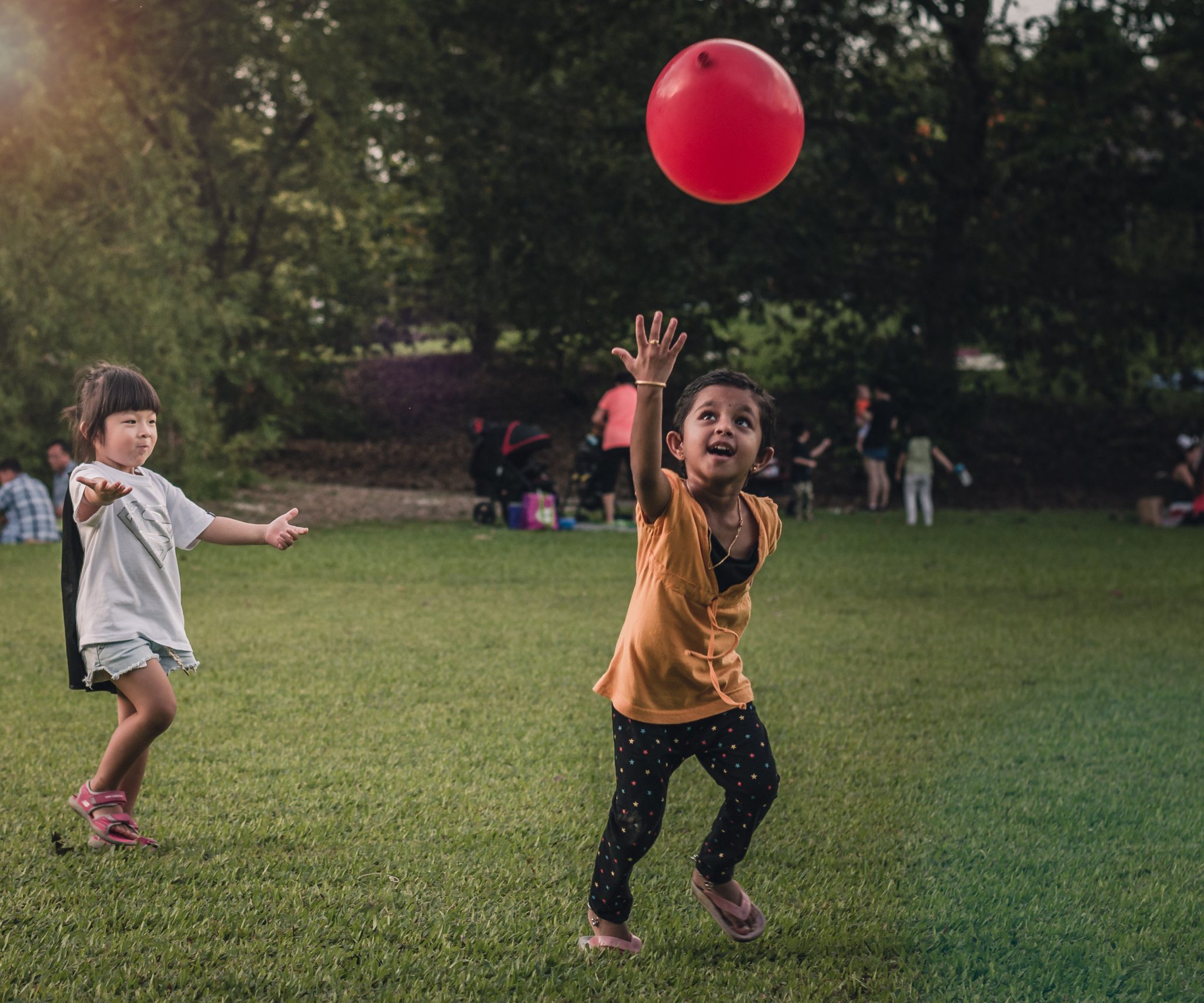 Kindergeburtstagsunterhaltung, roter Ballongarten