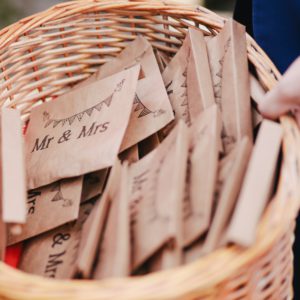 Basteln Sie Umschläge für die Hochzeitsunterhaltung