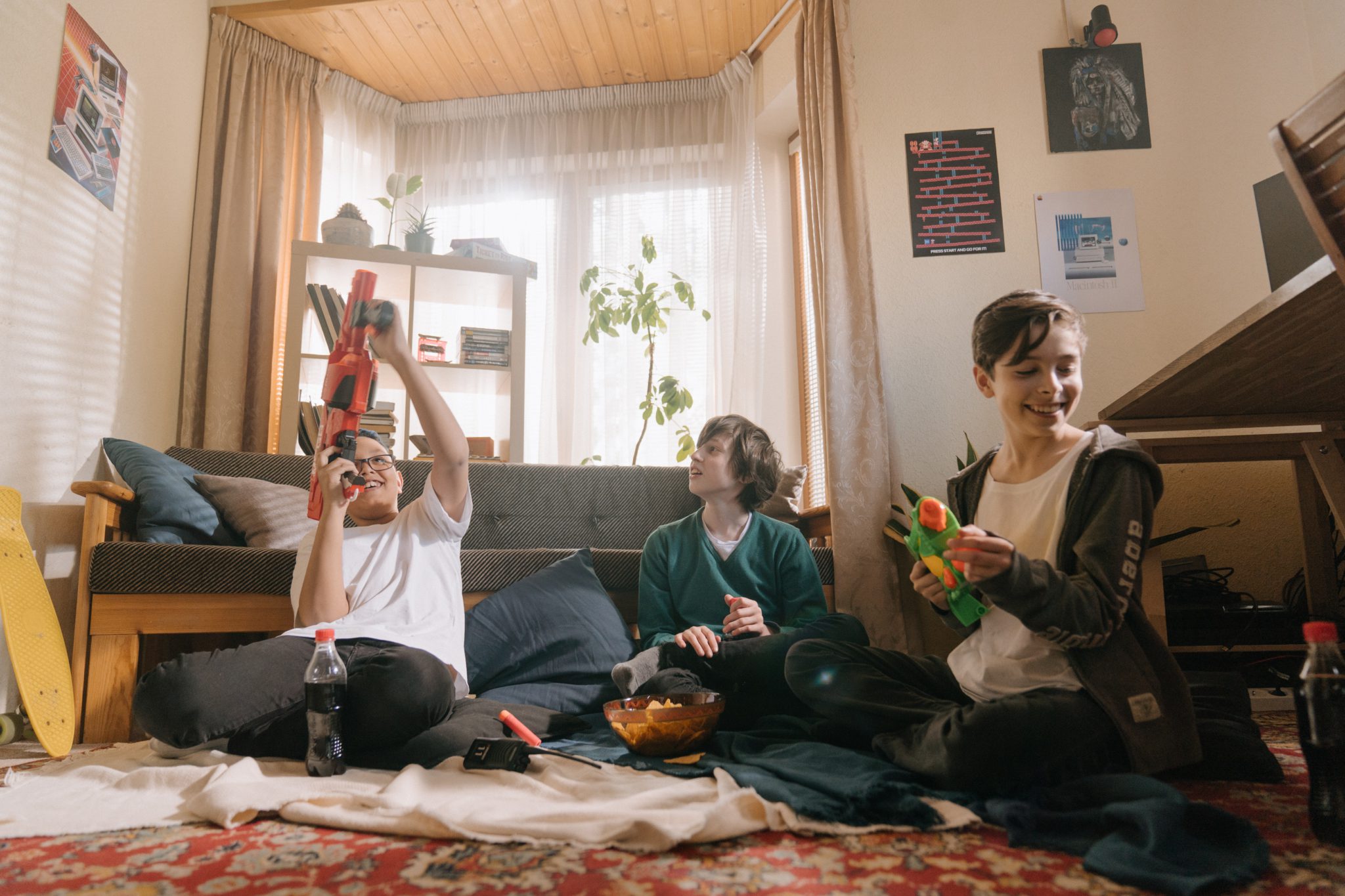 Adolescents pendant une soiree d'anniversaire a la maison