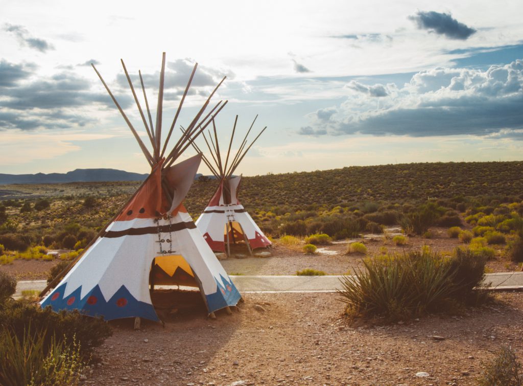 tipis amerindiens pour theme anniversaire indien d'amerique