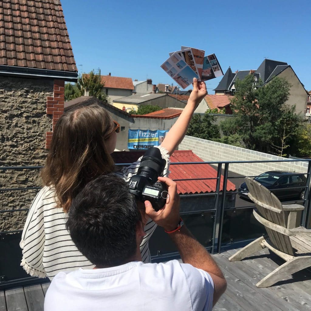 Margaux et Arthur prenant une carte postale face au ciel pendant le shooting photo