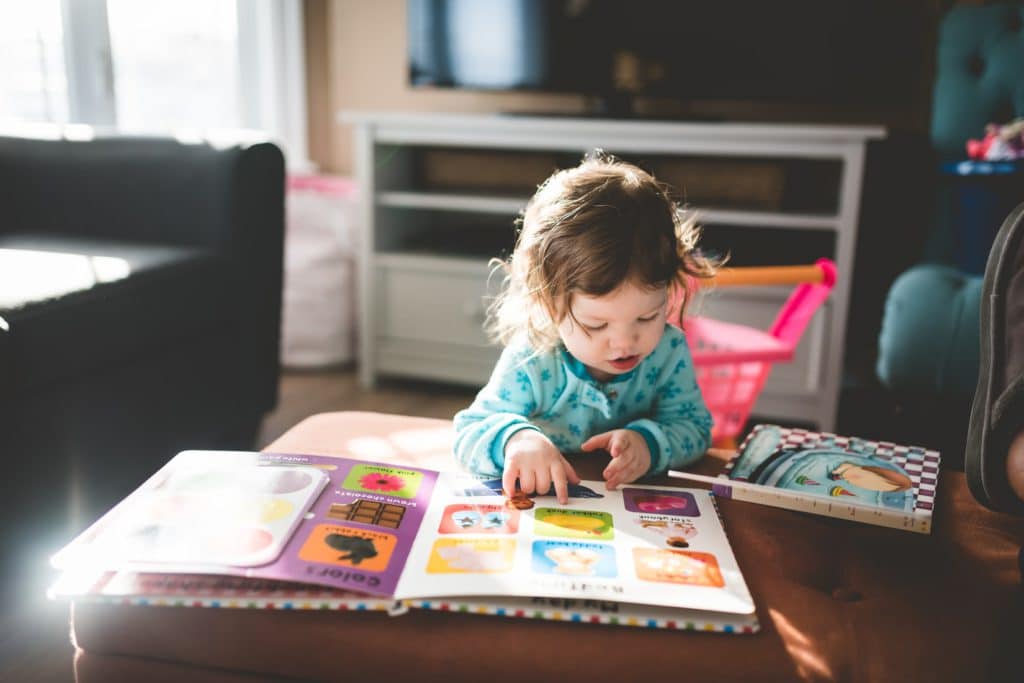 Être fille au pair pour travailler et voyager en même temps