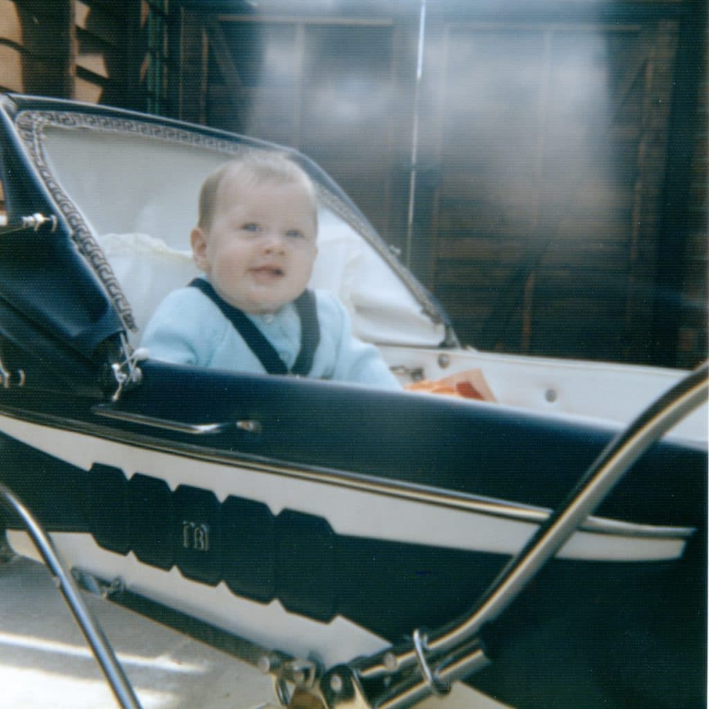 Baby im Kinderwagen, Foto, das Sie beim Geburtstag zum Lachen bringt