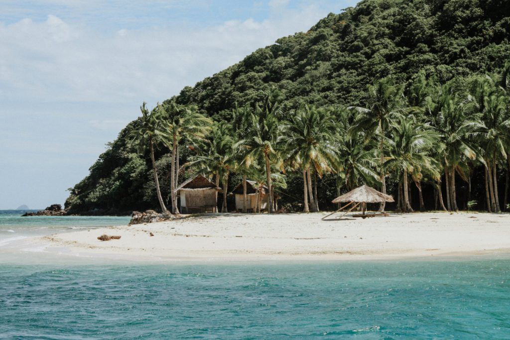 Ile et plage de l'archipel de Bacuit aux Philippines