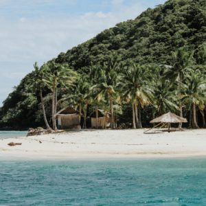 Insel und Strand im Bacuit-Archipel auf den Philippinen