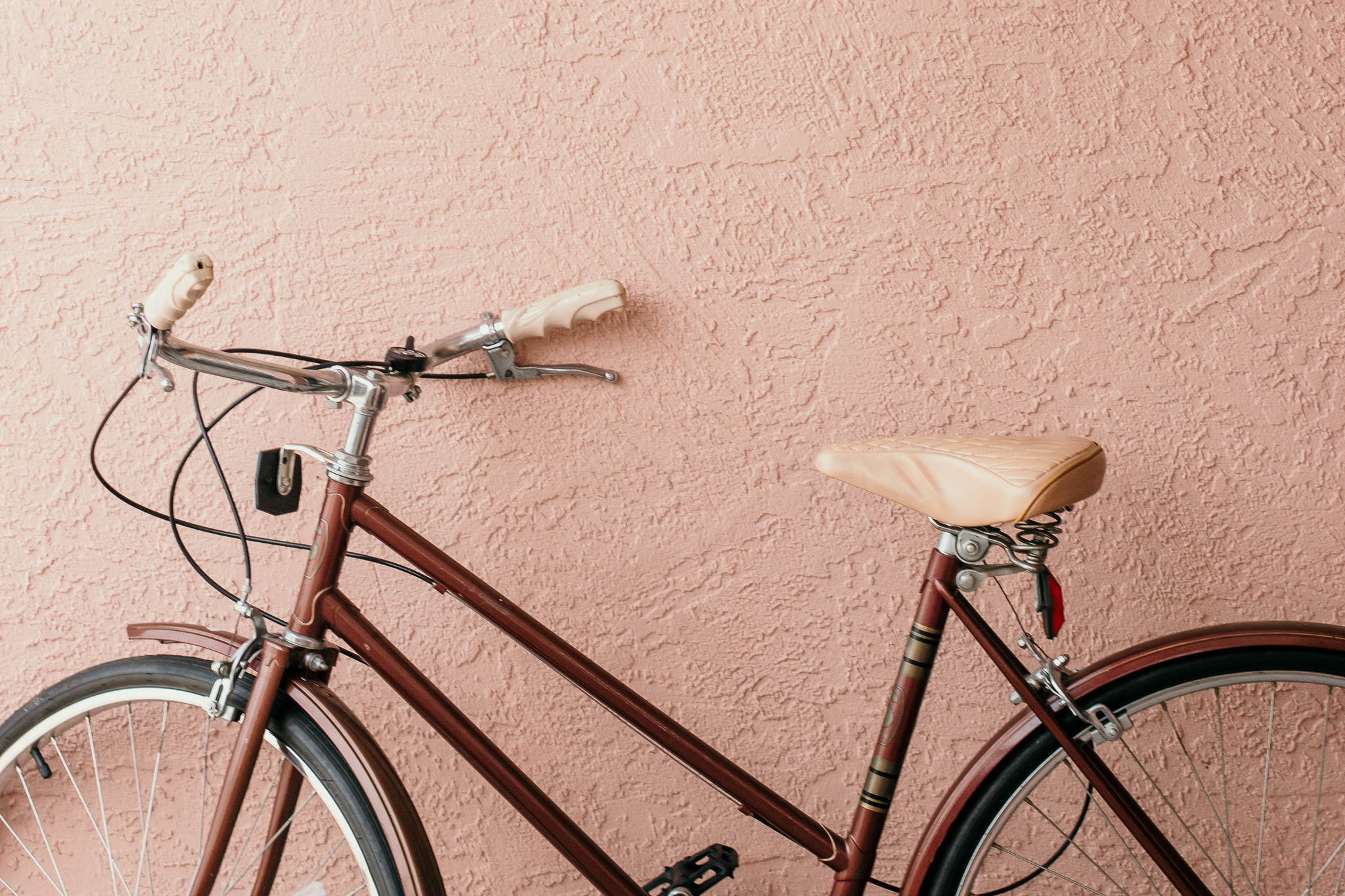 Velo Rouge gegen rosa Wand in Frankreich