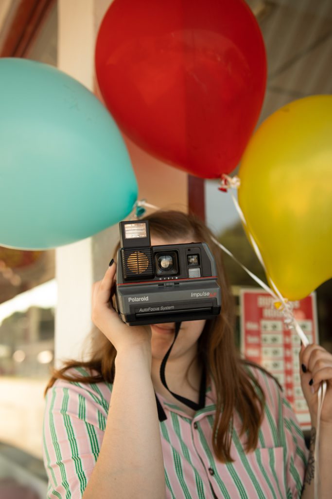 Ballons d'anniversaire retro avec appareil photo polaroid