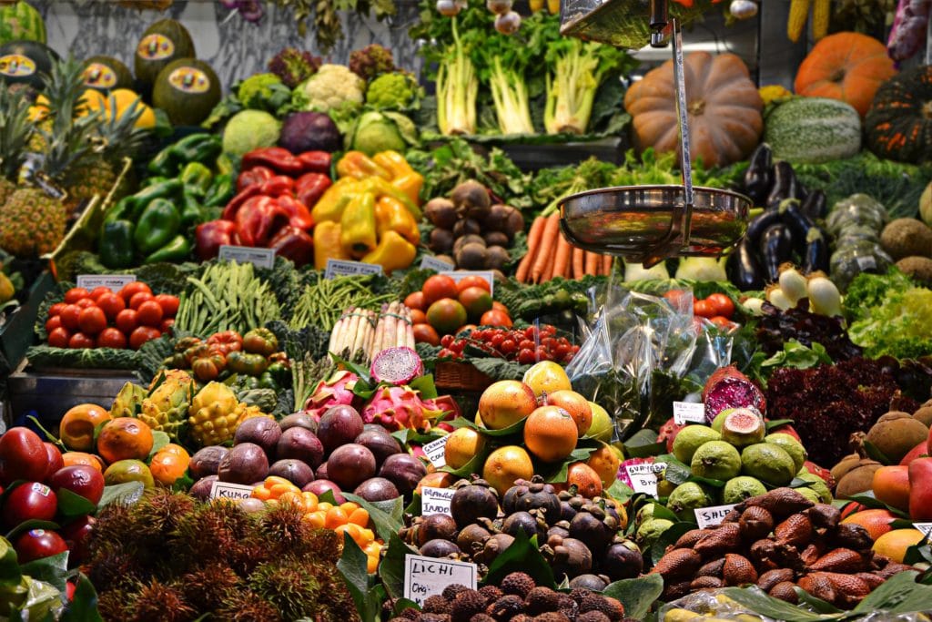 Obst- und Gemüsestand auf dem Markt Mercado de la Boqueria in Barcelona