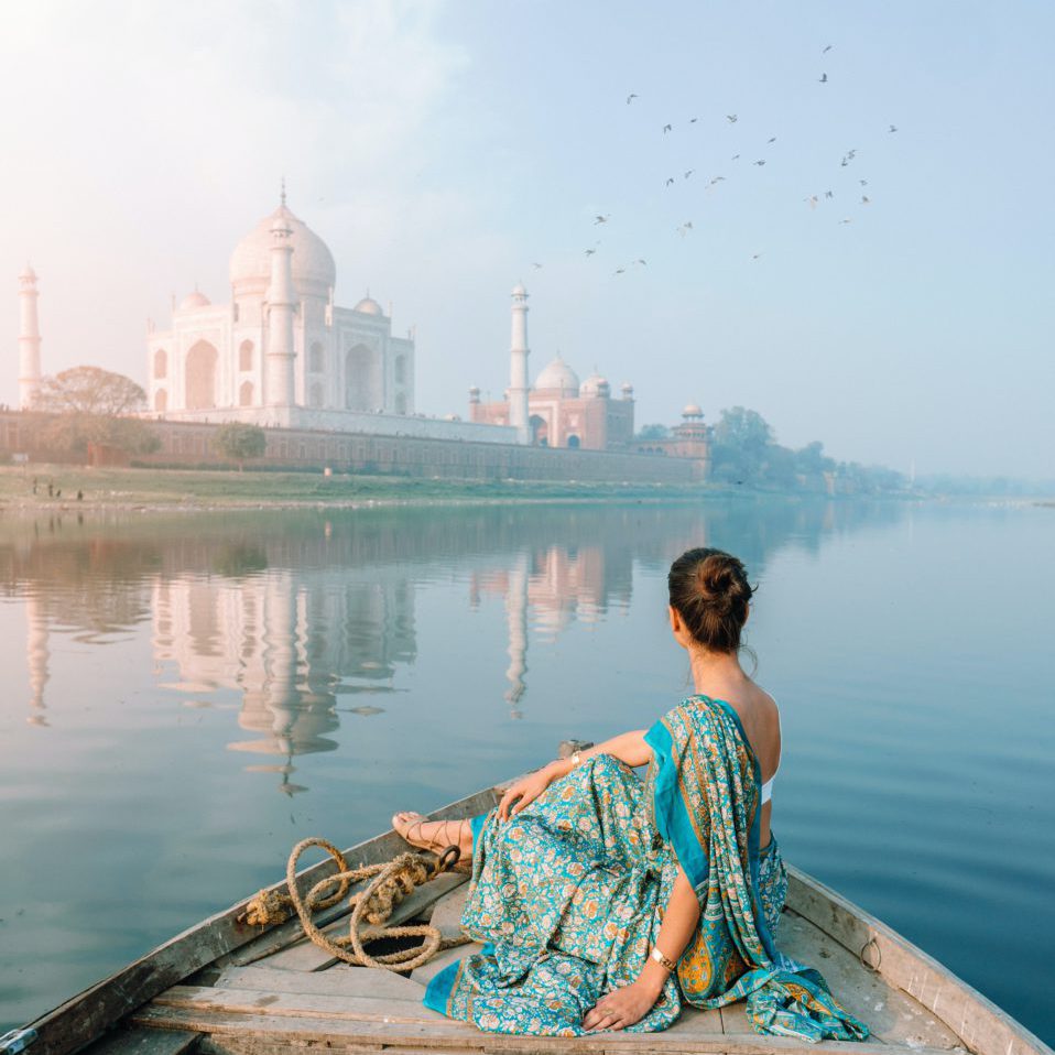 Frau auf Boot vor Taj Mahal