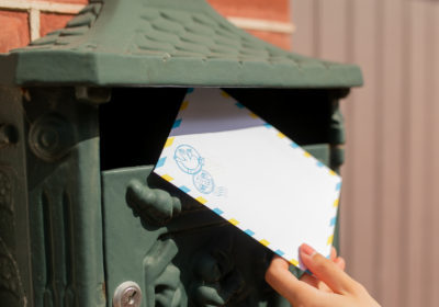 boite aux lettres avec main envoyant enveloppe
