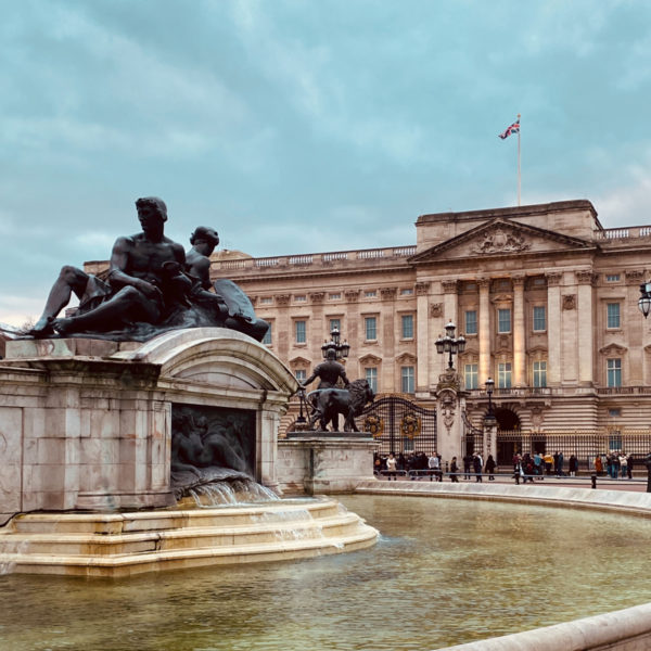 Buckingham Palace vom Brunnen aus gesehen