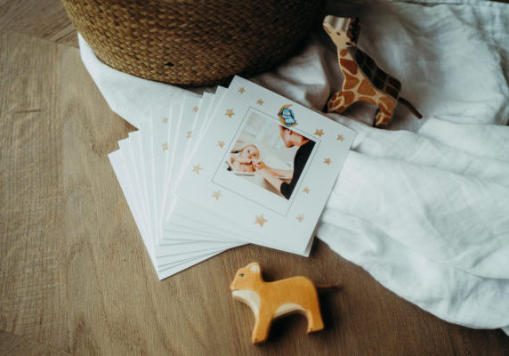 Stapel Babykarten mit Spielzeug und Decke