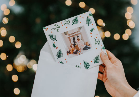 Fizzer-Umschlag vor dem Weihnachtsbaum