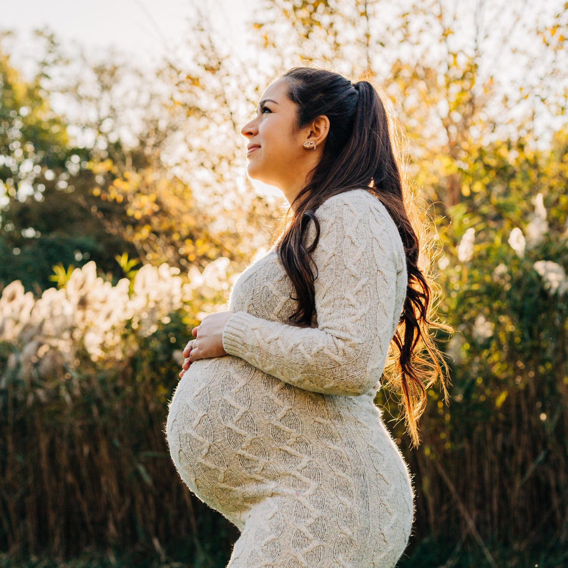 Schwangere Frau mit Wollkleid